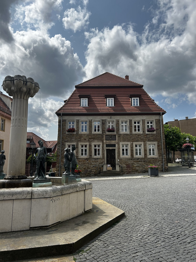 Haus, Brunnen, Straße